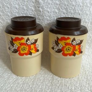 STERLITE Vtg set of 70’s brown/orange/yellow floral salt/pepper shakers-plastic